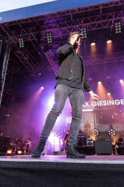 Kiel, Almanya - 16 Haziran 2017: Singersongwriter Max Giesinger Soundcheck Ndr aşamada Cuma Kieler Woche 2017 sırasında performans