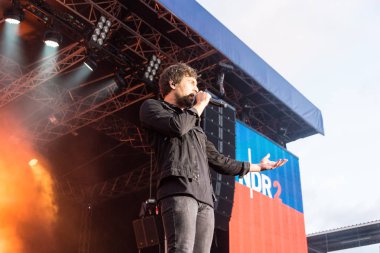 Kiel, Almanya - 16 Haziran 2017: Singersongwriter Max Giesinger Soundcheck Ndr aşamada Cuma Kieler Woche 2017 sırasında performans