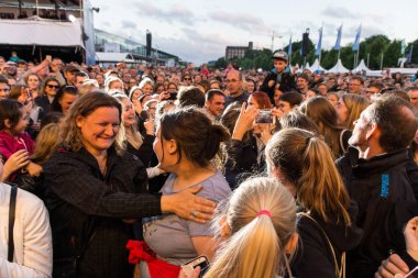 Kiel, Almanya - 16 Haziran 2017: Singersongwriter Max Giesinger Soundcheck Ndr aşamada Cuma Kieler Woche 2017 sırasında performans