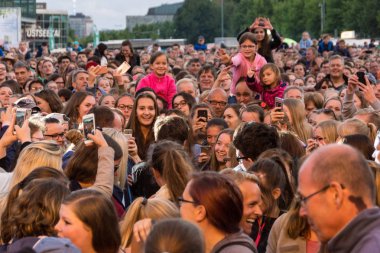 Kiel, Almanya - 16 Haziran 2017: Singersongwriter Max Giesinger Soundcheck Ndr aşamada Cuma Kieler Woche 2017 sırasında performans