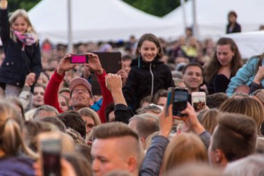 Kiel, Almanya - 16 Haziran 2017: Singersongwriter Max Giesinger Soundcheck Ndr aşamada Cuma Kieler Woche 2017 sırasında performans