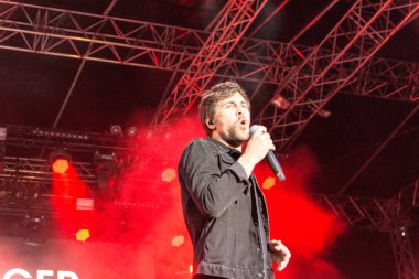 Kiel, Almanya - 16 Haziran 2017: Singersongwriter Max Giesinger Soundcheck Ndr aşamada Cuma Kieler Woche 2017 sırasında performans