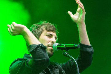 Kiel, Almanya - 16 Haziran 2017: Singersongwriter Max Giesinger Soundcheck Ndr aşamada Cuma Kieler Woche 2017 sırasında performans