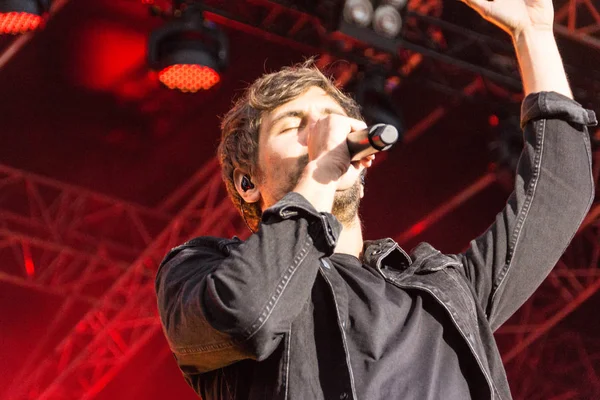 Kiel, Almanya - 16 Haziran 2017: Singersongwriter Max Giesinger Soundcheck Ndr aşamada Cuma Kieler Woche 2017 sırasında performans