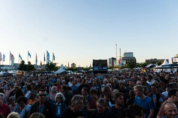 Kiel, Almanya - 18th Haziran 2017: Band Manfred Mann'ın dünya grup Kieler Woche 2017 sırasında Hoern sahne alanı'nda gerçekleştiriyor