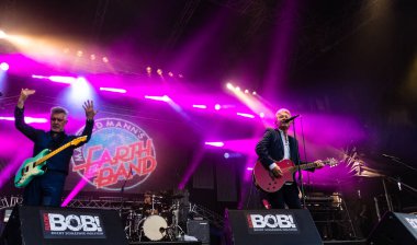 Kiel, Almanya - 18th Haziran 2017: Band Manfred Mann'ın dünya grup Kieler Woche 2017 sırasında Hoern sahne alanı'nda gerçekleştiriyor
