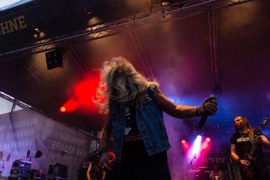 Kiel, Almanya - 18th Haziran 2017: AC/DC Tribute Band Bon Scott Kieler Woche 2017 sırasında gerçekleştiriyor 