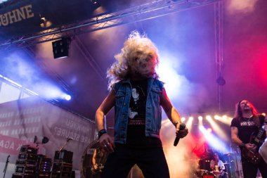 Kiel, Almanya - 18th Haziran 2017: AC/DC Tribute Band Bon Scott Kieler Woche 2017 sırasında gerçekleştiriyor 