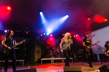 Kiel, Almanya - 18th Haziran 2017: AC/DC Tribute Band Bon Scott Kieler Woche 2017 sırasında gerçekleştiriyor 