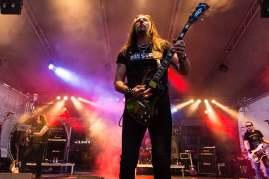 Kiel, Almanya - 18th Haziran 2017: AC/DC Tribute Band Bon Scott Kieler Woche 2017 sırasında gerçekleştiriyor 