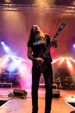 Kiel, Almanya - 18th Haziran 2017: AC/DC Tribute Band Bon Scott Kieler Woche 2017 sırasında gerçekleştiriyor 