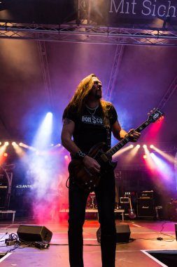 Kiel, Almanya - 18th Haziran 2017: AC/DC Tribute Band Bon Scott Kieler Woche 2017 sırasında gerçekleştiriyor 