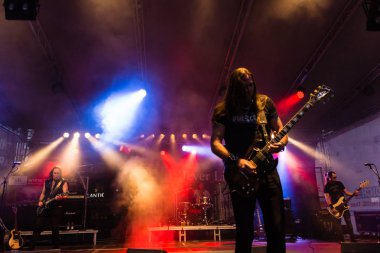 Kiel, Almanya - 18th Haziran 2017: AC/DC Tribute Band Bon Scott Kieler Woche 2017 sırasında gerçekleştiriyor 