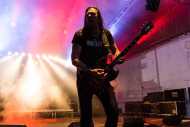 Kiel, Almanya - 18th Haziran 2017: AC/DC Tribute Band Bon Scott Kieler Woche 2017 sırasında gerçekleştiriyor 