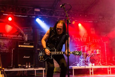 Kiel, Almanya - 18th Haziran 2017: AC/DC Tribute Band Bon Scott Kieler Woche 2017 sırasında gerçekleştiriyor 