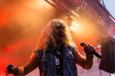 Kiel, Almanya - 18th Haziran 2017: AC/DC Tribute Band Bon Scott Kieler Woche 2017 sırasında gerçekleştiriyor 