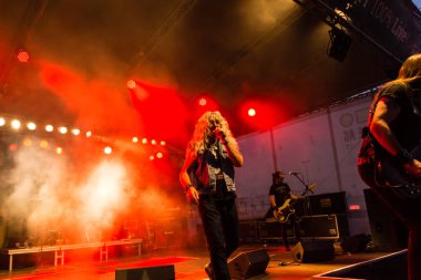 Kiel, Almanya - 18th Haziran 2017: AC/DC Tribute Band Bon Scott Kieler Woche 2017 sırasında gerçekleştiriyor 
