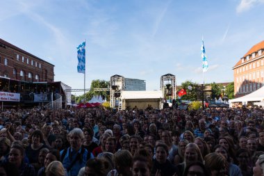 Kiel, Almanya - 17 Haziran 2017: Michael Patrick Kelly Kieler Woche 2017 ilk gününde Rathaus sahnede