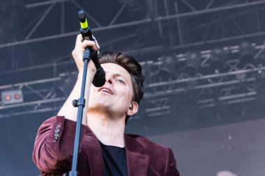 Kiel, Almanya - 17 Haziran 2017: Michael Patrick Kelly Kieler Woche 2017 ilk gününde Rathaus sahnede