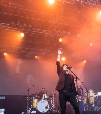 Kiel, Almanya - 17 Haziran 2017: Michael Patrick Kelly Kieler Woche 2017 ilk gününde Rathaus sahnede