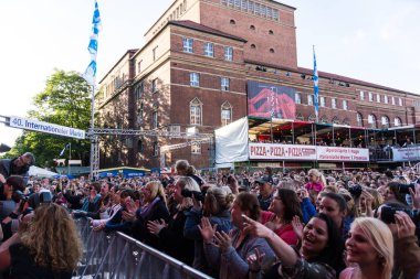 Kiel, Almanya - 17 Haziran 2017: Michael Patrick Kelly Kieler Woche 2017 ilk gününde Rathaus sahnede