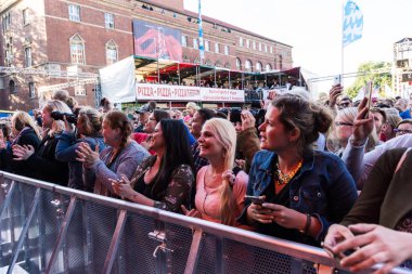 Kiel, Almanya - 17 Haziran 2017: Michael Patrick Kelly Kieler Woche 2017 ilk gününde Rathaus sahnede