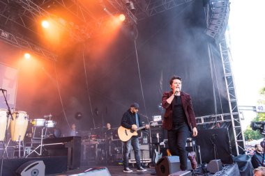 Kiel, Almanya - 17 Haziran 2017: Michael Patrick Kelly Kieler Woche 2017 ilk gününde Rathaus sahnede