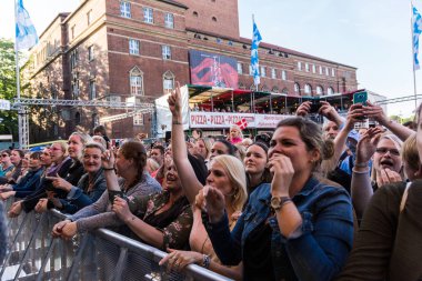Kiel, Almanya - 17 Haziran 2017: Michael Patrick Kelly Kieler Woche 2017 ilk gününde Rathaus sahnede