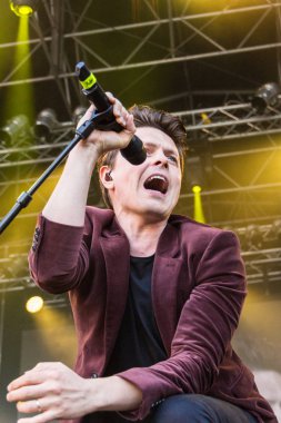 Kiel, Almanya - 17 Haziran 2017: Michael Patrick Kelly Kieler Woche 2017 ilk gününde Rathaus sahnede