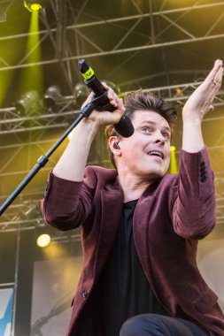 Kiel, Almanya - 17 Haziran 2017: Michael Patrick Kelly Kieler Woche 2017 ilk gününde Rathaus sahnede