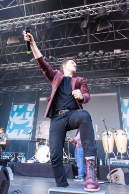 Kiel, Almanya - 17 Haziran 2017: Michael Patrick Kelly Kieler Woche 2017 ilk gününde Rathaus sahnede