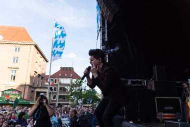 Kiel, Almanya - 17 Haziran 2017: Michael Patrick Kelly Kieler Woche 2017 ilk gününde Rathaus sahnede