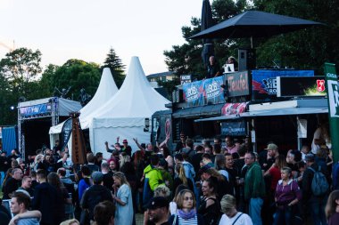 Kiel, Almanya - 17 Haziran 2017: Dj güzellik ve radyo Bob üzerinde Beats! Kampı sırasında Kieler Woche 2017