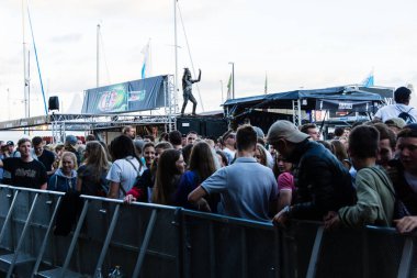 Kiel, Almanya - 17 Haziran 2017: Dj güzellik ve radyo Bob üzerinde Beats! Kampı sırasında Kieler Woche 2017