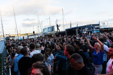 Kiel, Almanya - 17 Haziran 2017: Dj güzellik ve radyo Bob üzerinde Beats! Kampı sırasında Kieler Woche 2017