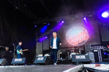 Kiel, Almanya - 18th Haziran 2017: Band Manfred Mann'ın dünya grup Kieler Woche 2017 sırasında Hoern sahne alanı'nda gerçekleştiriyor