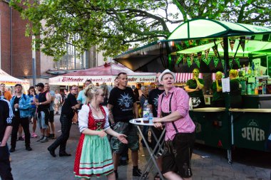 Kiel, Almanya - 19 Haziran 2017: Rapçi Samy Deluxe Hoern sahne alanı'nda Kieler Woche 2017 sırasında gerçekleştiriyor