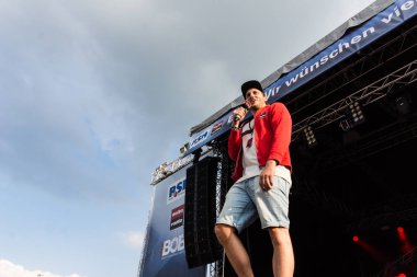 Kiel, Almanya - 19 Haziran 2017: Singersongwriter Pohlmann Hoern sahne alanı'nda Kieler Woche 2017 sırasında gerçekleştiriyor