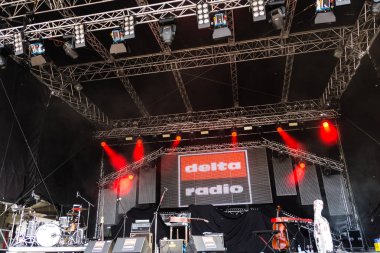 Kiel, Almanya - 19 Haziran 2017: Singersongwriter Pohlmann Hoern sahne alanı'nda Kieler Woche 2017 sırasında gerçekleştiriyor