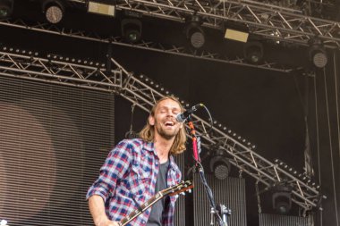 Kiel, Almanya - 19 Haziran 2017: Singersongwriter Pohlmann Hoern sahne alanı'nda Kieler Woche 2017 sırasında gerçekleştiriyor