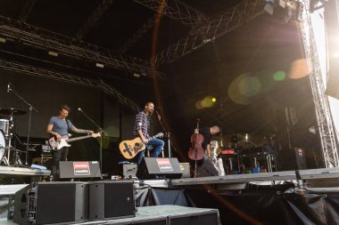 Kiel, Almanya - 19 Haziran 2017: Singersongwriter Pohlmann Hoern sahne alanı'nda Kieler Woche 2017 sırasında gerçekleştiriyor