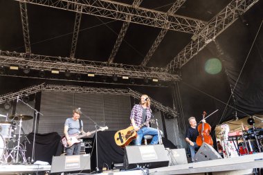 Kiel, Almanya - 19 Haziran 2017: Singersongwriter Pohlmann Hoern sahne alanı'nda Kieler Woche 2017 sırasında gerçekleştiriyor