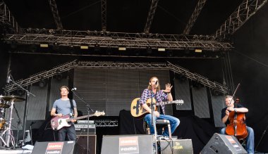 Kiel, Almanya - 19 Haziran 2017: Singersongwriter Pohlmann Hoern sahne alanı'nda Kieler Woche 2017 sırasında gerçekleştiriyor