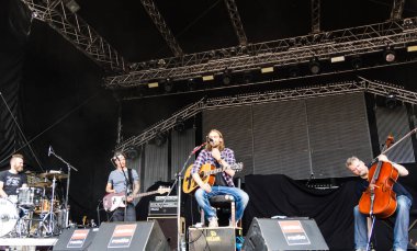 Kiel, Almanya - 19 Haziran 2017: Singersongwriter Pohlmann Hoern sahne alanı'nda Kieler Woche 2017 sırasında gerçekleştiriyor