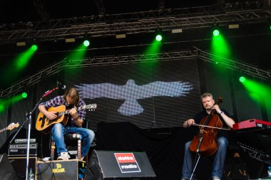 Kiel, Almanya - 19 Haziran 2017: Singersongwriter Pohlmann Hoern sahne alanı'nda Kieler Woche 2017 sırasında gerçekleştiriyor