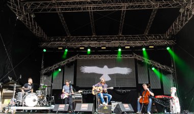 Kiel, Almanya - 19 Haziran 2017: Singersongwriter Pohlmann Hoern sahne alanı'nda Kieler Woche 2017 sırasında gerçekleştiriyor