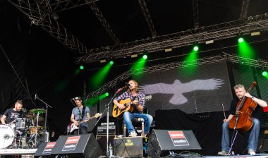 Kiel, Almanya - 19 Haziran 2017: Singersongwriter Pohlmann Hoern sahne alanı'nda Kieler Woche 2017 sırasında gerçekleştiriyor