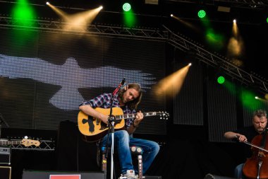 Kiel, Almanya - 19 Haziran 2017: Singersongwriter Pohlmann Hoern sahne alanı'nda Kieler Woche 2017 sırasında gerçekleştiriyor