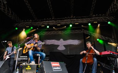 Kiel, Almanya - 19 Haziran 2017: Singersongwriter Pohlmann Hoern sahne alanı'nda Kieler Woche 2017 sırasında gerçekleştiriyor