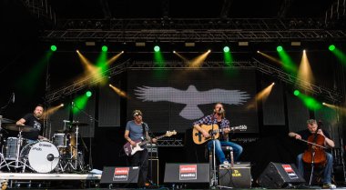 Kiel, Almanya - 19 Haziran 2017: Singersongwriter Pohlmann Hoern sahne alanı'nda Kieler Woche 2017 sırasında gerçekleştiriyor